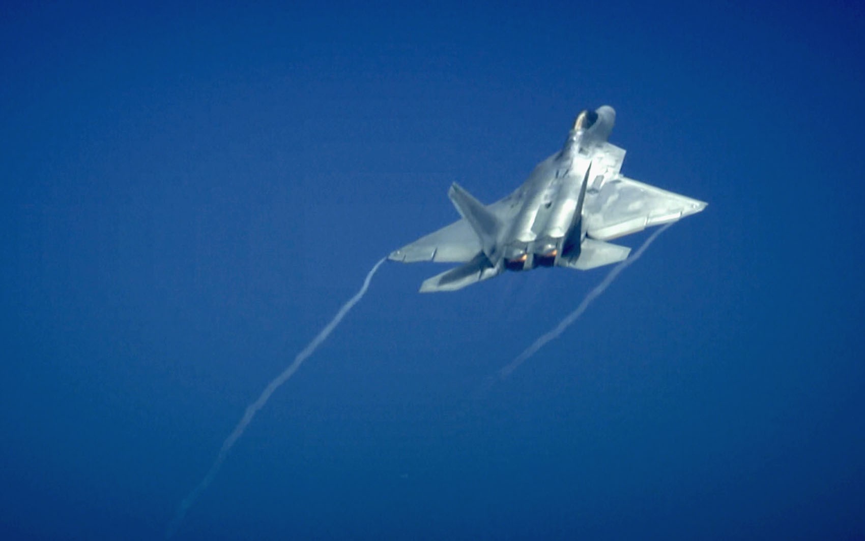 Estados Unidos mandam caças F-22 para Israel em meio a aumento de tensões com o Irã, diz jornal