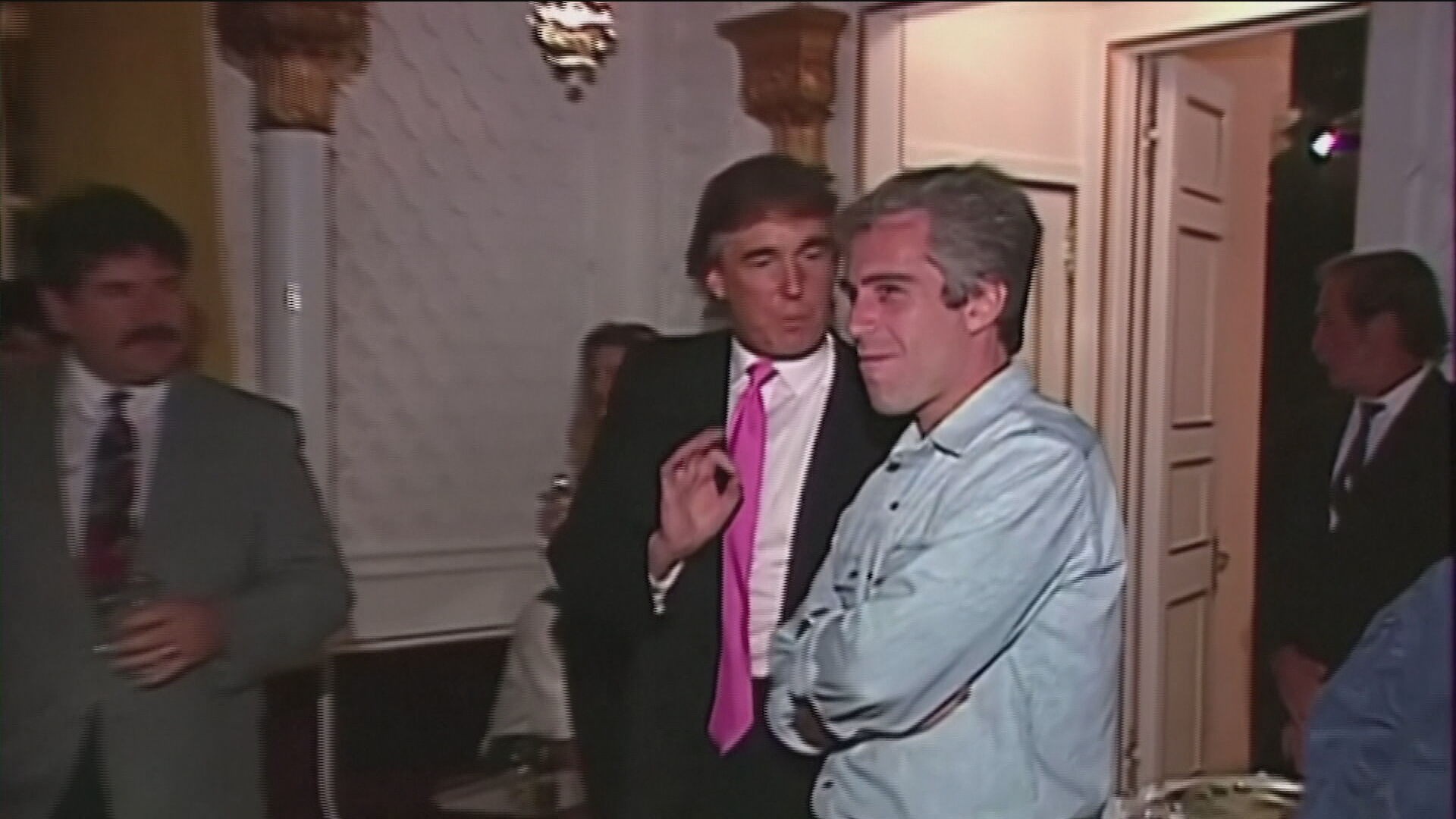 Registros de denúncia de agressão sexual contra Trump não aparecem nos arquivos de Epstein divulgados pelo Departamento de Justiça, diz 'NYT'