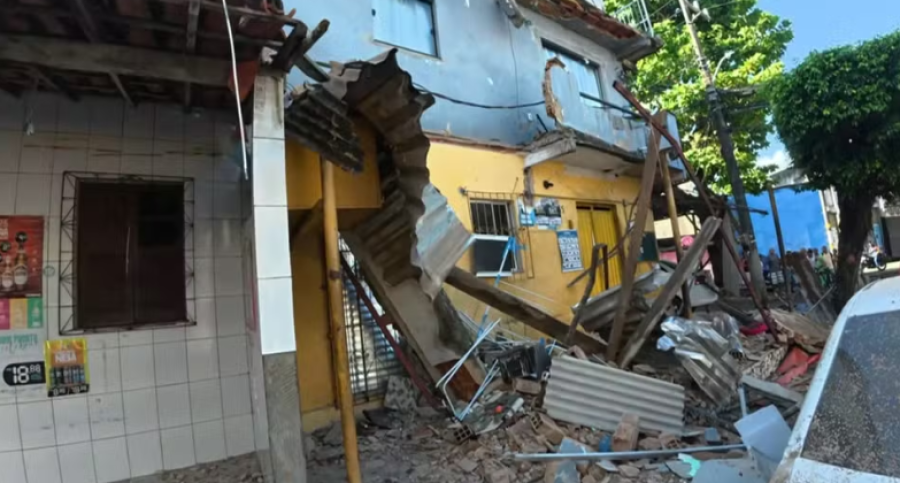 Homem fica ferido após ser atingido por marquise de imóvel em Salvador