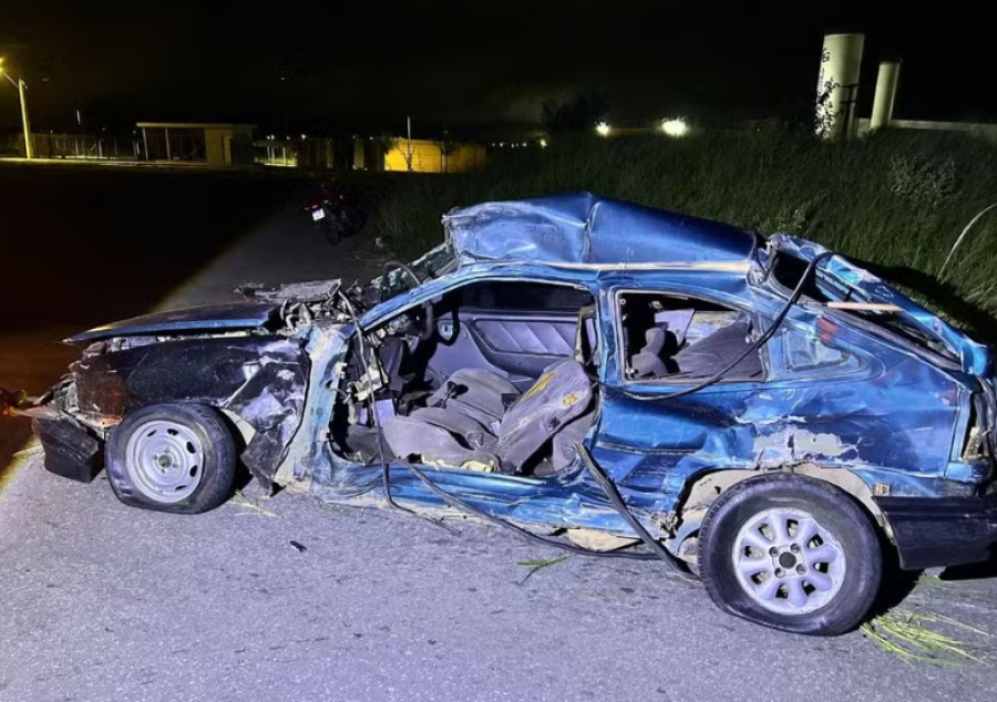 Jovem de 18 anos morre após bater carro em carreta e ser arremessado para fora do veículo na Bahia