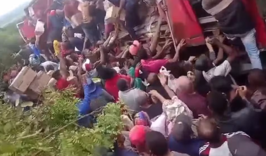 Multidão saqueia carga de leite em pó após carreta tombar em estrada da Bahia