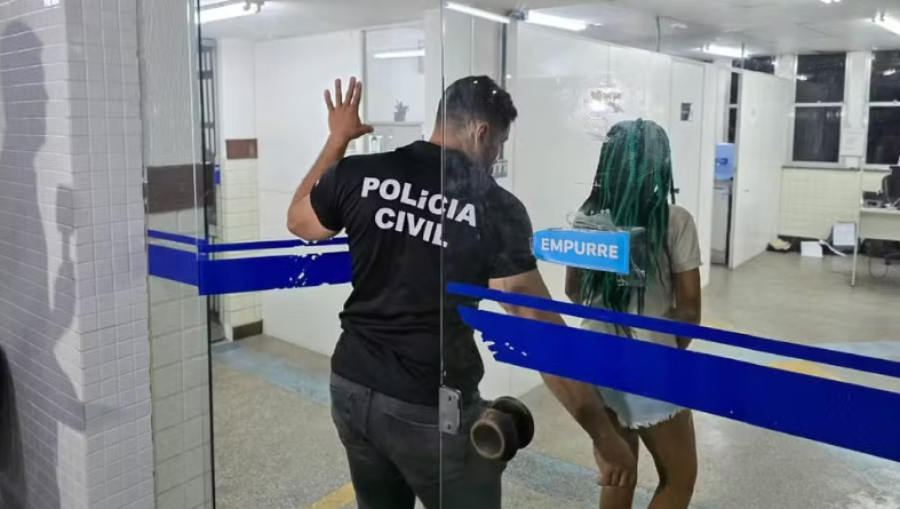 Mulher investigada por envolvimento em assalto no metrô de Salvador é presa
