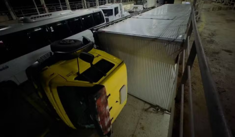 Caminhão tomba durante travessia do ferry entre Salvador e Ilha de Itaparica