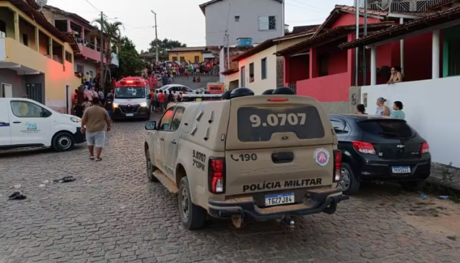 Carro invade garagem de casa e mata duas pessoas na Bahia