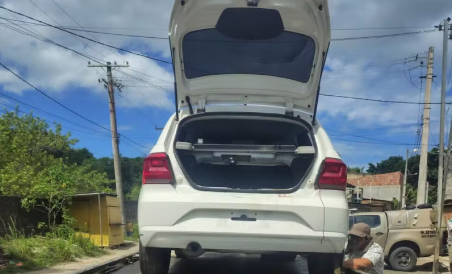 Dois homens são achados mortos em carro com restrição de roubo na Bahia