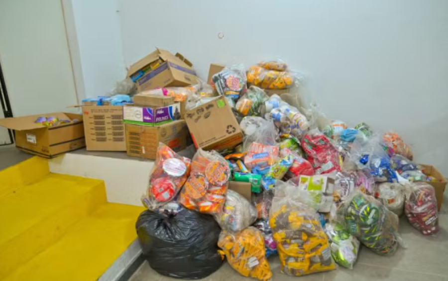 Quase 2 toneladas de alimentos com validade vencida são apreendidos em supermercado na Bahia