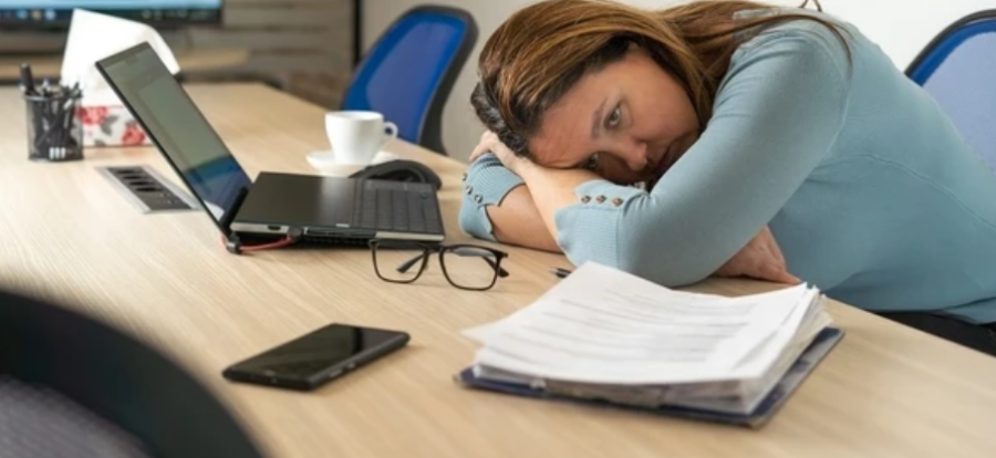 Fim da escala 6x1 e mortes por estresse no trabalho aceleram novas regras de saúde mental nas empresas