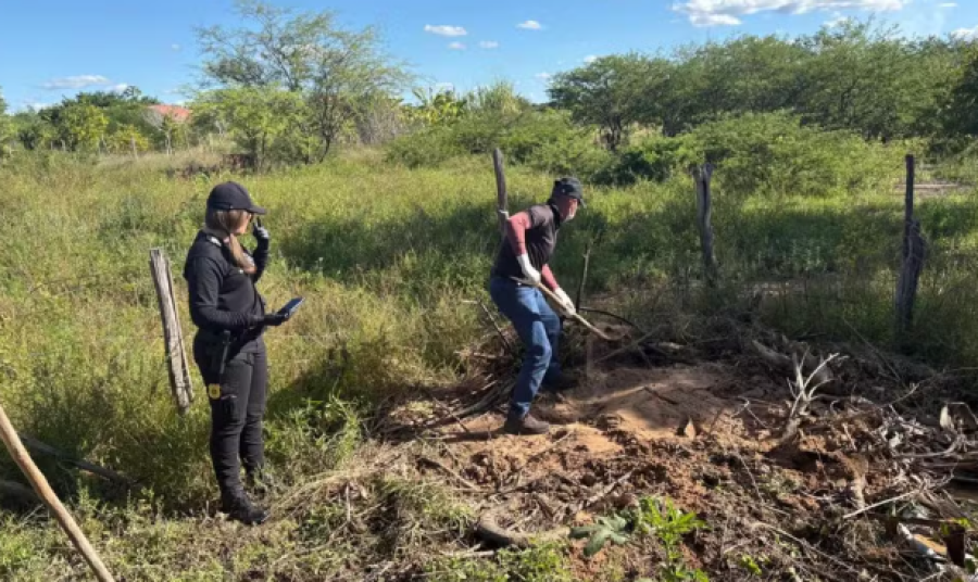 Homem é encontrado morto em cova rasa no quintal de vizinho na Bahia; suspeito é procurado