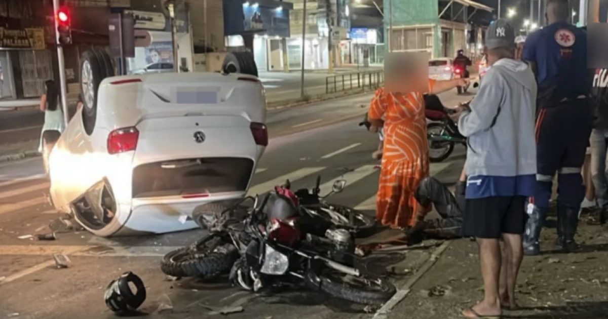 Ex-policial militar colide carro contra motocicletas em Feira de Santana; veículo capotou