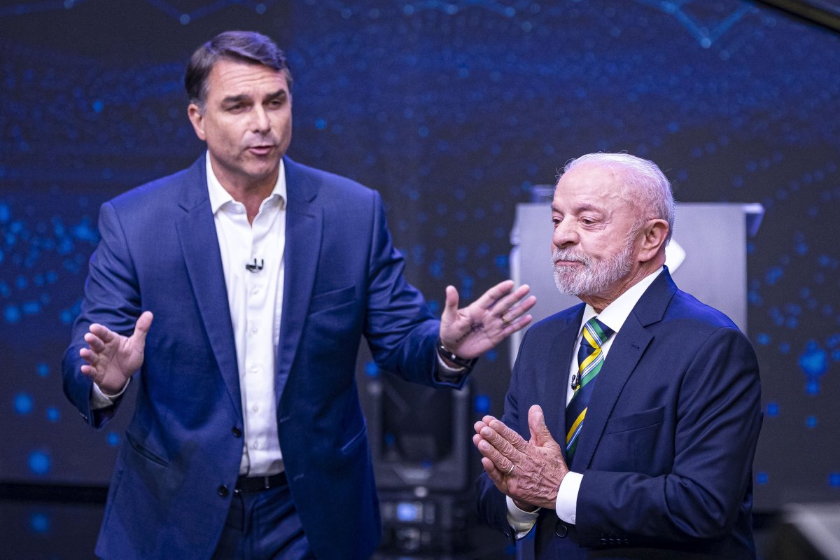 Flávio Bolsonaro e Lula trocam acusações de corrupção e envolvem familiares em debate